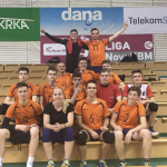 Od zgoraj navzdol: Maj Slobodnjak, Tim Gregor Čečelič, Luka Zajc, Erik Kodrič, Luka Mivšek, Martin Valenčič, Filip Rutar, Urh Resman, Luka Mali, Jaka Udovč, Žiga Kumer, trenerka Marina Crnjac, Domen Kozinc in Nejc Jerič